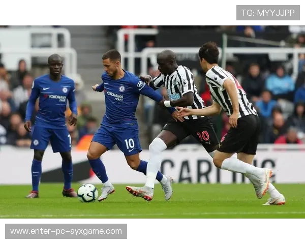 切尔西边路换位形成空档，传中直送门前成优势